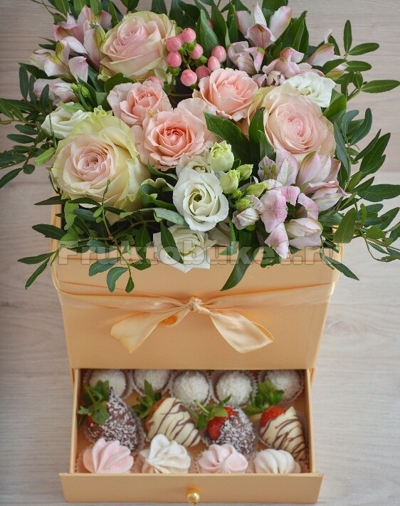 Коробка - шкатулка с цветами и клубникой в шоколаде