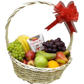 Подарочная корзина на 8 марта с Raffaello и фруктами