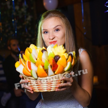 Девушка с фруктовым букетом Осенний бриз