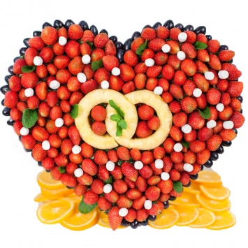 Сердце из фруктов с клубникой