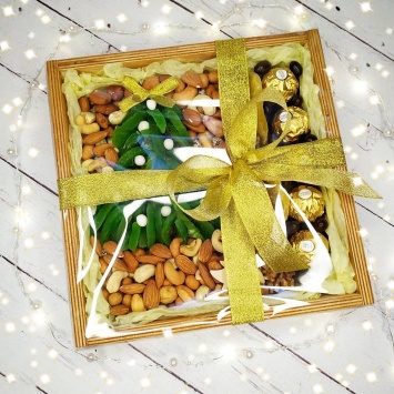 Подарочная коробочка "Елочка" из орехов и сухофруктов